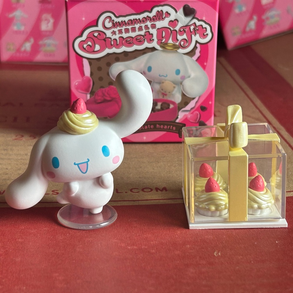 Sanrio Cinnamoroll Strawberry Cupcakes Sweet Gift Blind Box Figure Top Toy